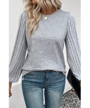 Graues Top mit kontrastierenden, gerippten Bischofärmel
  Hochwertige Materialien
  Kontrastierende Rippen-Details entlang der Ärmel und des Saums
  Bischofärmel
  Schickes und elegantes Design
  Vielseitiges Stück, das sowohl elegant als auch leger getragen werden kann
  Unisex