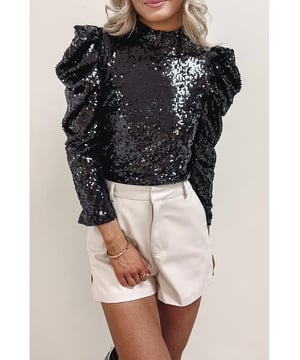 Zwarte Pailletten Mock Neck Bubble Sleeve Top  
Stijlvolle zwarte kleur met paillettenversieringen  
Contemporary mock neck ontwerp  
Speelse bubble sleeves  
Gemaakt van hoogwaardige materialen  
Geschikt voor zowel mannen als vrouwen  
Veelzijdig stuk voor verschillende gelegenheden