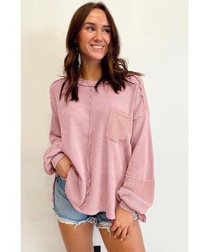 Pink Exposed Seam Patchwork design
  Bubble Sleeves
  Waffle Knit Texture
  Suitable for Unisex
  Versatile Style
Material: 62.7% Polyester 37.3% Cotton