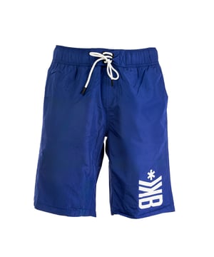 Eleganz und Dynamik treffen sich in der langen Boardshort von BIKKEMBERGS, perfekt für Liebhaber eines lässigen, sportlichen Stils. Hergestellt aus hochwertigen Materialien,Die Boardshorts sind aus hochwertigen Materialien gefertigt und bieten Komfort und Strapazierfähigkeit, ideal für Strandaktivitäten und entspannte Momente. Die markante BIKKEMBERGS-Logo-Grafik auf demDie unverwechselbare BIKKEMBERGS-Logo-Grafik auf dem rechten Bein verleiht einen Hauch von Klasse und Wiedererkennbarkeit und macht dieses Kleidungsstück zu einem Muss für jeden Mann, der Funktionalität und Mode miteinander verbinden möchte.