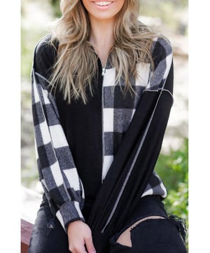 Top de Cuello con Parcheo de Tablero de Ajedrez Negro Unisex  
Presenta un diseño único de parcheo de tablero de ajedrez negro  
Las costuras expuestas añaden un toque audaz al diseño  
Fabricado con materiales de alta calidad  
Una pieza versátil que se puede usar tanto en ocasiones formales como casuales