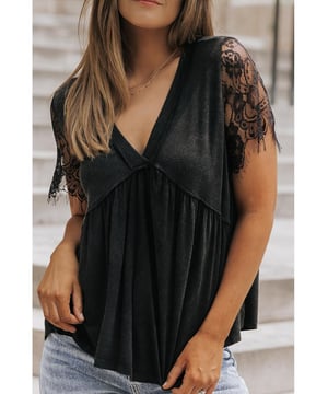 Effen zwarte kleur zorgt voor veelzijdige styling en gemakkelijke coördinatie met andere stukken.  
Fijne kanten mouwen voegen een vleugje elegantie en romantiek toe.  
De V-hals accentueert je decollet é en zorgt voor een flatterend ontwerp.  
Babydoll-stijl biedt een losse en vloeiende pasvorm die comfort en bewegingsvrijheid biedt.  
Materiaal: 65% Polyester, 30% Viscose, 5% Elastaan.