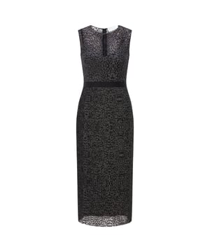Damesjurk Boss Delyra. Midi-jurk in zwart met metallic kanten ontwerp, grosgrain lint in de taille, geplooide rok en slipdress voering. Deze mouwloze jurk is gemaakt van tule met een dierenprint in gemetalliseerde vezels voor een subtiele glinstering. Een binnenslip met verstelbare bandjes ligt eronder, terwijl een glinsterende riem een flatterend effect creëert in de taille.- Mouwloos.- Ronde hals.- Middenachter met rits. Materiaal: 98% polyester, 2% metaal. Ref: 50464048960.
