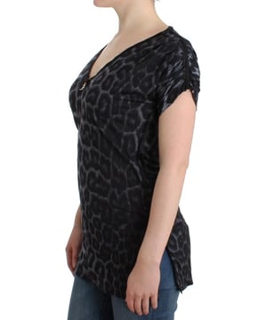 Marca: Just Cavalli.
  Producto: Top de ropa interior.
  Material: 100% modal.
  Color: Gris.
  Diseno: Camiseta con cuello en V.
  Detalles del logotipo.
  Incluye etiquetas originales y bolsa de almacenamiento.