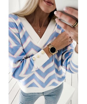 Himmelblaues Zickzackstreifen-Print V-Ausschnitt Oversized-Top
  Lockere Passform für einen komfortablen und entspannten Stil
  Auffälliges Zickzackstreifenmuster für einen modernen Look
  Drop-Shoulder-Silhouette für eine trendige Ausstrahlung
  Knopfmanschetten-Details für einen stilvollen Akzent
  Passt zu verschiedenen Körpertypen und Größen
Material: 92% Polyester 8% Elastan