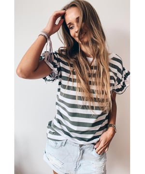 Camiseta a rayas clásica y sin igual  
Cuello en V reversible  
Diseño de mangas con volantes  
Versátil y fácil de combinar con pantalones cortos o faldas  
Hecho de materiales de alta calidad  
Elemento esencial del guardarropa de verano para hombres y mujeres  
Por favor, consulte la tabla de tallas para obtener información precisa sobre las medidas