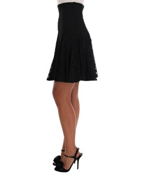 Marca: Dolce & Gabbana.
  Estilo: Minifalda evase.
  Color: Negro.
  Diseno de encaje floral recortado.
  Cierre de cremallera en la parte media de la espalda.
  Forro interior elastico de seda.
  Hecho en Italia.
  Material: 77% algodon 17% viscosa 6% polia.