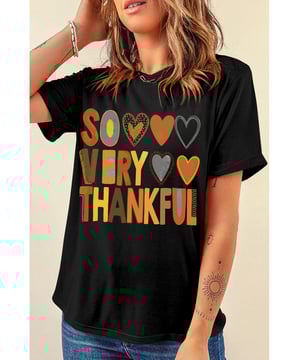 Camiseta negra de Thanksgiving con estampado de corazón  
Cuello redondo y mangas cortas para un ajuste cómodo  
Fabricada con material suave  
Ideal para la temporada navideña  
Consulta la tabla de tallas para el mejor ajuste
