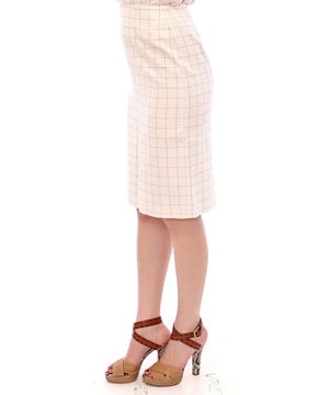 Marca: Andrea Incontri.
  Estilo: Falda lapiz.
  Color: Blanco.
  Longitud: hasta la rodilla.
  Cierre: Bragueta con cremallera trasera.
  Detalles del logotipo.
  Hecho en Italia.
  Material: 100% algodon.