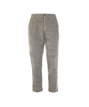 Die Reign-Hose für Herren ist die perfekte Kombination aus Eleganz und Komfort. Sie ist aus hochwertigen Stoffen gefertigt und bietet eine optimale Passform und Haltbarkeit. Raffinierte Details, wie die präzise Verarbeitung und die Auswahl edler Materialien, machen sie ideal für Beruf und Freizeit. Ein vielseitiges und stilvolles Kleidungsstück, das in keinem Kleiderschrank eines Mannes fehlen darf.