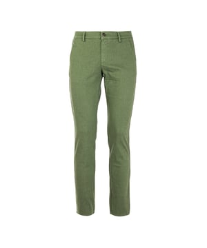 De Reign herenbroek is de perfecte combinatie van elegantie en comfort. Ze zijn gemaakt van hoogwaardige stoffen en bieden een optimale pasvorm en duurzaamheid. Verfijnde details, zoals de precieze afwerking en de keuze van fijne materialen, maken ze ideaal voor zowel werk als vrije tijd. Een veelzijdig en stijlvol kledingstuk dat niet mag ontbreken in de garderobe van elke man.