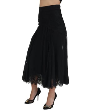 Preciosa falda midi de cintura alta de Dolce & Gabbana.
  Largo midi.
  Diseno de cintura alta.
  Color: Negro.
  Cierre de cremallera.
  Detalles del logotipo.
  Hecho en Italia.
  Material: 70% seda 28% algodon 5% nailon.
  Forro: 88% seda 8% algodon 4% e.