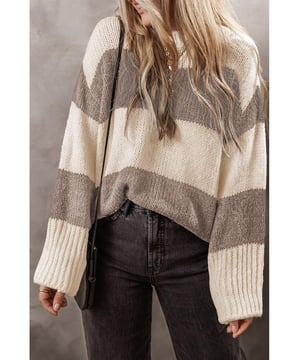 Diseño de bloques de color elegante  
Ajuste holgado para comodidad y libertad de movimiento  
Material suave y acogedor para calidez  
Ideal para combinar con jeans
