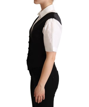 Wunderschön, brandneu mit Etikett  
Vorderer Knopfverschluss  
Hergestellt aus 87% Seide, 10% Polyester und 3% Elasthan  
Vordere Teile aus dickem Seidentwill  
Rückseite aus einem leicht schimmernden Stoff  
Hergestellt in Italien  
Ärmellose Weste  
Klassische schwarze Farbe  
Subtile Logodetails  
Material: 87% Seide, 10% Polyester, 3% Elasthan