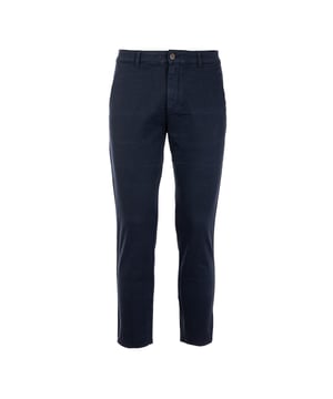 Die Reign-Hose für Herren ist die perfekte Verbindung von Eleganz und Komfort. Sie ist aus hochwertigen Stoffen gefertigt und bietet eine optimale Passform und Haltbarkeit. Raffinierte Details, wie die präzise Verarbeitung und die Auswahl edler Materialien, machen sie ideal für Beruf und Freizeit. Ein vielseitiges und stilvolles Kleidungsstück, das in keinem Kleiderschrank eines Mannes fehlen darf.