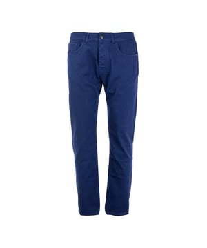 De Reign herenbroek is de perfecte combinatie van elegantie en comfort. Ze zijn gemaakt van hoogwaardige stoffen en bieden een optimale pasvorm en duurzaamheid. Verfijnde details, zoals de precieze afwerking en de keuze van fijne materialen, maken ze ideaal voor zowel werk als vrije tijd. Een veelzijdig en stijlvol kledingstuk dat niet mag ontbreken in de garderobe van elke man.