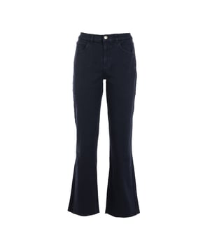 Entdecken Sie die Damenhosen von Reign, die mit Präzision und Hingabe zur Qualität hergestellt werden. Diese Hose ist das Ergebnis exzellenter italienischer Handwerkskunst, die traditionelle handwerkliche Methoden mit hochwertigen Materialien kombiniert. Ein unverzichtbares und langlebiges Kleidungsstück, das Ihre Garderobe mit einem Hauch von dauerhafter Raffinesse bereichert.