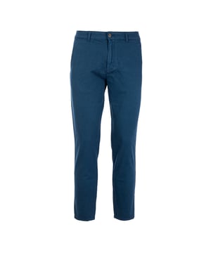 Die Reign-Hose für Herren ist die perfekte Verbindung von Eleganz und Komfort. Sie ist aus hochwertigen Stoffen gefertigt und bietet eine optimale Passform und Haltbarkeit. Raffinierte Details, wie die präzise Verarbeitung und die Auswahl edler Materialien, machen sie ideal für Beruf und Freizeit. Ein vielseitiges und stilvolles Kleidungsstück, das in keinem Kleiderschrank eines Mannes fehlen darf.