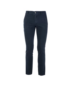 De Reign herenbroek is de perfecte combinatie van elegantie en comfort. Ze zijn gemaakt van hoogwaardige stoffen en bieden een optimale pasvorm en duurzaamheid. Verfijnde details, zoals de precieze afwerking en de keuze van fijne materialen, maken ze ideaal voor zowel werk als vrije tijd. Een veelzijdig en stijlvol kledingstuk dat niet mag ontbreken in de garderobe van elke man.
