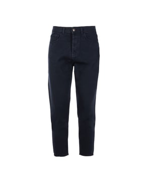 De Reign herenbroek is de perfecte combinatie van elegantie en comfort. Ze zijn gemaakt van hoogwaardige stoffen en bieden een optimale pasvorm en duurzaamheid. Verfijnde details, zoals de precieze afwerking en de keuze van fijne materialen, maken ze ideaal voor zowel werk als vrije tijd. Een veelzijdig en stijlvol kledingstuk dat niet mag ontbreken in de garderobe van elke man.