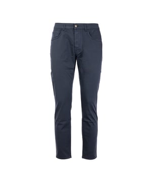 De Reign herenbroek is de perfecte combinatie van elegantie en comfort. Ze zijn gemaakt van hoogwaardige stoffen en bieden een optimale pasvorm en duurzaamheid. Verfijnde details, zoals de precieze afwerking en de keuze van fijne materialen, maken ze ideaal voor zowel werk als vrije tijd. Een veelzijdig en stijlvol kledingstuk dat niet mag ontbreken in de garderobe van elke man.