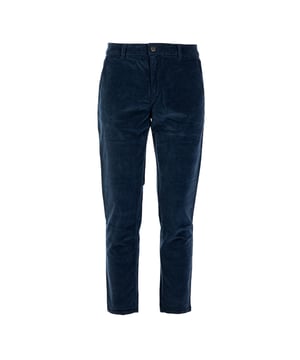 De Reign herenbroek is de perfecte combinatie van elegantie en comfort. Ze zijn gemaakt van hoogwaardige stoffen en bieden een optimale pasvorm en duurzaamheid. Verfijnde details, zoals de precieze afwerking en de keuze van fijne materialen, maken ze ideaal voor zowel werk als vrije tijd. Een veelzijdig en stijlvol kledingstuk dat niet mag ontbreken in de garderobe van elke man.