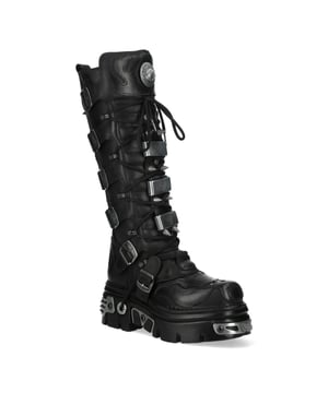 De New Rock M-161-C10 hoge laarzen uit de Metallic Collection combineren gothic, punk en biker esthetiek met robuuste duurzaamheid. Gemaakt van eersteklas zwart koeienleer met een varkensleren binnenkant, bieden deze laarzen zowel comfort als een gedurfde, rebelse look. Met een stevige hak van 7 cm en een platform van 5 cm bieden ze een verhoogde houding met ongeëvenaarde stijl. De vetersluiting, gesp en ritssluiting aan de zijkant zorgen voor een veilige pasvorm, waardoor ze de perfecte keuze zijn voor degenen die alternatieve mode omarmen. Belangrijkste kenmerken: Materiaal: Buitenkant - koeienleer | Binnenkant - varkensleer Hakhoogte: 7 cm | Platformhoogte: 5 cm Zoolmateriaal: Natuurlijk rubber | Bevestigingssysteem: Gelijmd Bevestiging: Veters (koord), rits aan de zijkant, gespen Schachthoogte: 38 cm Stijl: Gothic, zwaar, biker, punk, rock Unisex Ontwerp: Geschikt voor alle generaties