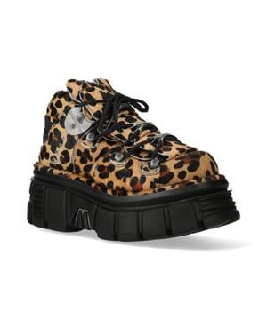 De M-106-C192 uit de Classic Collection van New Rock combineert een gedurfde, stedelijke heavy rock-esthetiek met eersteklas vakmanschap. Deze unisex enkellaarsjes hebben een opvallend bruin bovenwerk van koeienleer met luipaardprint, metalen veterhaken en de iconische PU-ULTRA-platformzool van het merk voor superieure duurzaamheid en een verheven look. Belangrijkste kenmerken: Materiaal: Buitenkant - Leopard-print koeienleer | Binnenkant - Kalfsleer Zoolmateriaal: PU-ULTRA | Bevestigingssysteem: Gelijmd en genaaid Bevestiging: Veter (koord) Hakhoogte: 6 cm | Platformhoogte: 4 cm Schachthoogte: 11 cm Stijl: Stedelijk, zwaar, rock, stijlvol Unisex Ontwerp: Geschikt voor alle geslachten