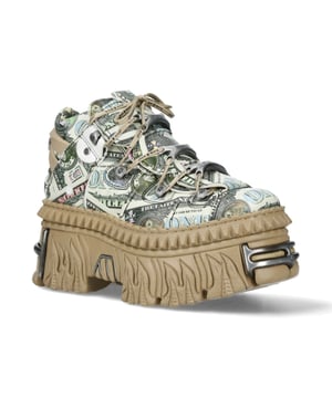El New Rock M-106WALL-C49 es un botín de plataforma atrevido y vanguardista de la Colección Wall, diseñado para quienes aman la moda alternativa con un toque distintivo. Con un llamativo estampado de billetes de dólar sobre auténtica piel de vacuno, estas botas combinan el estilo urbano con la estética punk y rock característica de New Rock. La suela PU-ULTRA ofrece durabilidad y sujeción, mientras que el tacón de 6,5 cm y la plataforma de 5 cm le dan un look sofisticado. Con forro de piel de becerro, cierre de cordones con cordón y fijación de suela pegada, estas botas personalizadas redefinen el estilo swag con su diseño único inspirado en el dinero. Características principales: Material: Exterior: Piel de vacuno (estampado de billetes de dólar) | Interior: Piel de becerro. Material de la suela: PU-ULTRA | Sistema de fijación: Pegado. Cierre: Cordones (cordón). Altura del tacón: 6,5 cm | Altura de la plataforma: 5 cm. Altura de la caña: 11 cm. Estilo: Urbano, Swag. Diseño unisex: Apto para todos los géneros. Colección: Colección Wall: Una fusión de potencia urbana y rockera.