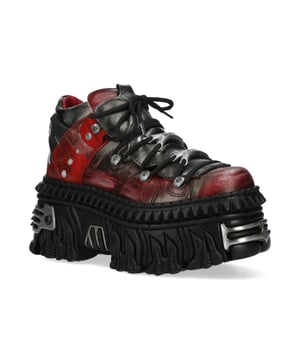 Die New Rock M-WALL106N-C17 Stiefeletten aus der Wall Collection vereinen urbane und Heavy-Rock-Ästhetik auf mutige Weise. Diese Stiefel aus hochwertigem Rindsleder in auffälligem Rot und Silber sind für alle gedacht, die alternative Mode selbstbewusst lieben. Mit einem stabilen 7-cm-Absatz und einem 5-cm-Plateau bieten sie Höhe und Biss. Das Schnürdesign sorgt für einen sicheren Sitz, während die geklebte und genähte PU-ULTRA-Sohle die Haltbarkeit für langes Tragen verbessert. Wichtige Eigenschaften: Material: Außen – Rindsleder | Innen – Kalbsleder Absatzhöhe: 7 cm | Plateauhöhe: 5 cm Sohlenmaterial: PU-ULTRA | Befestigungssystem: Geklebt und genäht Verschluss: Schnürsenkel (Kordel) Schafthöhe: 12 cm Stil: Urban, Heavy, Rock Unisex-Design: Geeignet für alle Genres Individuelles Design: Einzigartige Handwerkskunst für einen Statement-Look