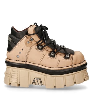 De New Rock M-106-S40 enkellaarsjes uit de Metallic Collection combineren gothic- en punkinvloeden met een onmiskenbare rockrand. Deze laarzen zijn gemaakt van hoogwaardig koeienleer met een binnenkant van kalfsleer en bieden duurzaamheid en comfort. Het veterontwerp zorgt voor een nauwsluitende pasvorm, terwijl de PU-ULTRA-zool superieure grip en veerkracht biedt. Met een opvallende beige en zwarte kleurencombinatie zijn deze uniseks laarzen een statement piece voor liefhebbers van alternatieve mode. Belangrijkste kenmerken: Materiaal: Buitenkant - Koeienleer | Binnenkant - Kalfsleer Zoolmateriaal: PU-ULTRA Sluiting: Veters (koord) Stijl: Gothic, Heavy, Punk, Rock Unisex Ontwerp: Geschikt voor alle generaties Collectie: Metallic - Iconisch New Rock-vakmanschap