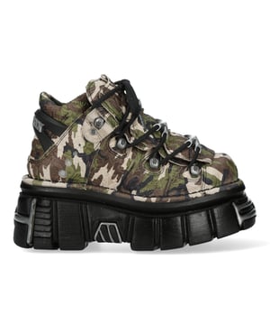 Desata tu espíritu rebelde con los botines New Rock M-106-C169 de la Colección Metallic. Diseñadas para los entusiastas del gótico, punk y rock, estas botas presentan un llamativo exterior de piel de camuflaje, que combina tonos beige, marrón, negro y verde. Elaboradas con piel de vacuno de primera calidad y forro interior de piel de cerdo, ofrecen durabilidad y comodidad. La suela PU-ULTRA, junto con un tacón de 8 cm y una plataforma de 6 cm, añade altura y audacia. Fabricadas con un cierre de cordones seguro y un sistema de fijación de suela pegada, estas botas hechas a medida redefinen la moda alternativa con un toque robusto de inspiración militar. Características principales: Material: Exterior: Piel de vacuno (Camuflaje) | Interior: Piel de cerdo Material de la suela: PU-ULTRA | Sistema de fijación: Pegado Cierre: Cordones (Cordón) Altura del tacón: 8 cm | Altura de la plataforma: 6 cm Altura de la caña: 11 cm Estilo: Gótico, Heavy, Punk, Rock Unisex Diseño: Apto para todos los géneros Colección: Metallic – Una fusión de moda extrema y poder del rock