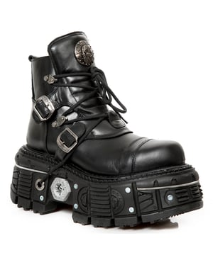 De New Rock M-TANK007-S1 enkellaarsjes uit de Metallic Collection combineren gothic, punk en rockinvloeden met een gedurfde, rebelse rand. Gemaakt van eersteklas zwart runderleer met een binnenkant van kalfsleer, bieden ze duurzaamheid en comfort. Met een opvallende hak van 9 cm en een platform van 7 cm bieden deze laarzen een verheven, statement-makende look. Het veterontwerp zorgt voor een veilige pasvorm, terwijl de gelijmde en genaaide zool de levensduur verlengt, waardoor ze de perfecte keuze zijn voor liefhebbers van alternatieve mode. Belangrijkste kenmerken: Materiaal: Buitenkant - Rundleer | Binnenkant - Kalfsleer Hakhoogte: 9 cm | Platformhoogte: 7 cm Zoolmateriaal: PU, PU-ULTRA | Bevestigingssysteem: Gelijmd en genaaid Bevestiging: Veters (koord) & Gesp Schachthoogte: 14 cm | Kuitbreedte: 34 cm Stijl: Gothic, Heavy, Punk, Rock Unisex Ontwerp: Geschikt voor alle geslachten Exclusief ontwerp: Een krachtige, edgy look voor liefhebbers van alternatieve mode