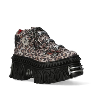 Las M-106WALL-C56 de la Colección Wall de New Rock ofrecen un estilo urbano audaz con una llamativa parte superior de piel de vacuno con estampado de leopardo. Con detalles de casco de acero negro, clavos y refuerzos en la puntera, la parte trasera y los laterales, estas botas derrochan una actitud feroz y una elegancia roquera. Características principales: Material: Exterior: Piel de vacuno con estampado de leopardo | Interior: Piel de becerro. Material de la suela: PU-ULTRA. Cierre: Cordones. Altura del tacón: 6,5 cm | Altura de la plataforma: 5 cm. Altura de la caña: 11 cm. Estilo: Urbano. Género: Mujer. Una impactante combinación de estética salvaje y fuerza rockera, perfecta para quienes buscan dominar las calles con energía audaz.