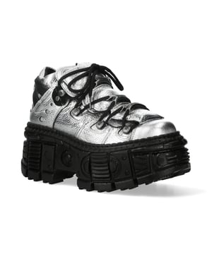 Luce un estilo audaz con los botines New Rock M-106WALL-C16 de la Colección Wall. Fabricados en piel de vacuno de primera calidad con un interior de suave piel de becerro, estos botines ofrecen la fusión perfecta de estética urbana, robusta y rockera. Con un tacón sólido de 10 cm y una plataforma de 8 cm, aportan altura y personalidad. La suela PU-ULTRA garantiza durabilidad, mientras que el cierre de cordones y la construcción pegada y cosida realzan su durabilidad. Ya sea para uso diario o para un look impactante, estos botines están diseñados para quienes se atreven a destacar. Características principales: Material: Exterior: Piel de vacuno | Interior: Piel de becerro | Material de la suela: PU-ULTRA | Sistema de fijación: Pegado y cosido | Cierre: Cordones (cordón) | Altura del tacón: 10 cm | Altura de la plataforma: 8 cm | Altura de la caña: 12 cm | Estilo: Urbano, Robusto, Rock | Diseño unisex: Apto para todos los géneros | Colección: Wall: Una fusión de moda audaz y energía rockera