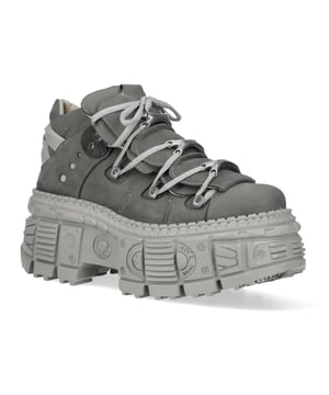 Los botines New Rock M-106WALL-C63 de la Colección Wall combinan un estilo urbano con una estética rockera contundente. Confeccionados en piel de vacuno gris de alta calidad con un interior de suave piel de becerro, ofrecen durabilidad y comodidad. Su audaz tacón de 7 cm y plataforma de 9 cm crean una silueta impactante, mientras que el diseño con cordones realza su estilo robusto y urbano. Con una suela pegada y cosida para mayor resistencia, estos botines unisex son la fusión perfecta de estilo y resistencia. Características principales: Material: Exterior: Piel de vacuno | Interior: Piel de becerro | Altura del tacón: 7 cm | Altura de la plataforma: 9 cm | Material de la suela: PU-ULTRA | Sistema de fijación: Pegado y cosido | Cierre: Cordones (cordón) | Altura de la caña: 12 cm | Estilo: Urbano, Rockero, Rockero | Diseño unisex: Apto para hombre y mujer | Color distintivo: Gris para una estética atrevida y moderna