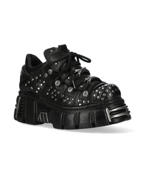 Los botines New Rock M-120NR-C1 de la Colección Metallic fusionan la estética gótica, punk y rockera con un toque inconfundible. Fabricados en piel de vacuno negra de alta calidad con interior sintético, estos botines ofrecen durabilidad y un look atrevido. Con un llamativo tacón de plataforma de 6 cm, ofrecen una postura imponente y elevada. Su diseño con cordones garantiza un ajuste seguro, lo que los convierte en un imprescindible para quienes adoptan la moda alternativa con una actitud rebelde. Características principales: Material: Exterior: Piel de vacuno | Interior: Sintético | Altura del tacón: 6 cm | Altura de la plataforma: 6 cm | Material de la suela: PU-ULTRA | Cierre: Cordones | Altura de la caña: 10 cm | Estilo: Gótico, Heavy, Punk, Rock | Diseño unisex: Apto para hombre y mujer.