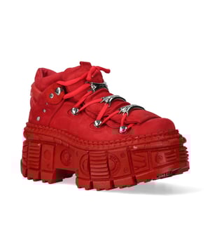Los botines New Rock M-106WALL-C13 de la Colección Wall son una apuesta audaz en la moda alternativa. Fabricados en piel de vacuno de alta calidad con un interior de suave piel de becerro, estos botines combinan un llamativo acabado rojo metalizado con una impactante estética rockera y urbana. Con un imponente tacón de 10 cm y una plataforma de 8 cm, aportan altura y personalidad. La suela de PU-ULTRA es resistente y antideslizante, mientras que el diseño con cordones garantiza un ajuste seguro. Características principales: Material: Exterior: Piel de vacuno | Interior: Piel de becerro | Material de la suela: PU-ULTRA | Sistema de fijación: Pegado y cosido | Cierre: Cordones (cordón) | Altura del tacón: 10 cm | Altura de la plataforma: 8 cm | Altura de la caña: 12 cm | Estilo: Heavy, Rock, Urbano | Unisex | Diseño: Apto para todos los géneros | Colección: Wall: Una fusión de moda y estilo rockero