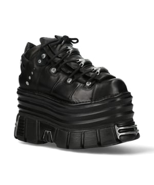 Los botines New Rock M-106-C181 de la Colección Metallic redefinen el calzado gótico y punk con su suela de plataforma ultragruesa. Elaborados en piel de vacuno negra de alta calidad con interior de piel, ofrecen una durabilidad y comodidad superiores. Con un impresionante tacón de 13 cm y una atrevida plataforma de 10 cm, estos botines ofrecen un look distintivo e inconfundible. El diseño con cordones realza su toque rebelde, haciéndolos perfectos para quienes abrazan la moda heavy, punk y rock. Características principales: Material: Exterior: Piel de vacuno | Interior: Piel de cerdo | Altura del tacón: 13 cm | Altura de la plataforma: 10 cm | Material de la suela: PU-ULTRA | Cierre: Cordones (cordón) | Altura de la caña: 10 cm | Estilo: Gótico, Heavy, Punk, Rock | Diseño unisex: Apto para todos los géneros | Suela gruesa: Plataforma extragrande para una estética atrevida y vanguardista