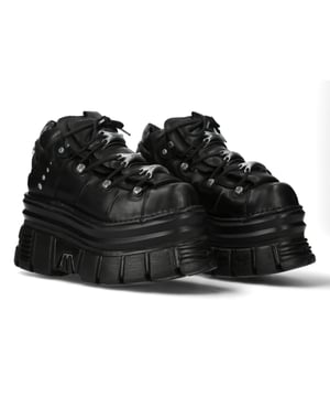 The New Rock M-106-C178 ankle boots from the Metallic Collection embody gothic and punk rebellion with a bold, high-platform design. Made from premium black cow leather with a pigskin interior, they offer both durability and comfort. Featuring an 11 cm heel and 8 cm platform, these boots provide an elevated stance with a commanding presence. The lace-up closure enhances their classic rock aesthetic, making them an essential piece for those who embrace alternative fashion.

Key Features:
Material: Outer - Cow Leather | Inner - Pigskin
Heel Height: 11 cm | Platform Height: 8 cm
Sole Material: PU-ULTRA
Fastening: Laces (Cord)
Shaft Height: 10 cm
Style: Gothic, Heavy, Punk, Rock
Unisex Design: Suitable for all genders