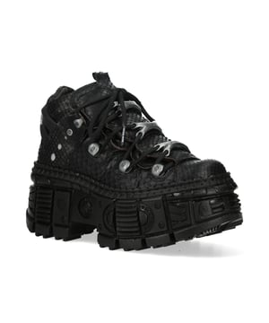 De M-106WALL-C65 uit de WALL COLLECTION van New Rock combineert een gedurfde, stedelijke heavy rock-esthetiek met eersteklas vakmanschap. Deze unisex enkellaarsjes hebben een opvallend zwart python-getextureerd koeienleer bovenwerk, metalen veterhaken en de iconische PU-ULTRA platformzool van het merk voor superieure duurzaamheid en een verheven look. Belangrijkste kenmerken: Materiaal: Buitenkant - Python-getextureerd koeienleer | Binnenkant - Kalfsleer Zoolmateriaal: PU-ULTRA | Bevestigingssysteem: Gelijmd en genaaid Bevestiging: Veter (koord) Hakhoogte: 10 cm | Platformhoogte: 8 cm Schachthoogte: 12 cm Stijl: Urban, Heavy, Rock Unisex Ontwerp: Geschikt voor alle geslachten
