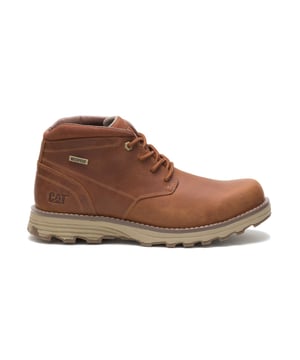Las botas de cuero impermeables Caterpillar Elude están diseñadas para ofrecer versatilidad en todo tipo de clima, combinando durabilidad, comodidad y estilo. Con cuero impermeable de plena flor con sellos herméticos, estas botas mantienen tus pies secos en cualquier condición. La plantilla y la entresuela EASE brindan una amortiguación superior, mientras que la suela de goma asegura una excelente tracción. Ligeras y flexibles, son perfectas para recorrer las calles de la ciudad o terrenos accidentados con facilidad. Características principales: Cuero impermeable de plena flor: protege contra la humedad. Plantilla y entresuela EASE: amortiguación ligera para máxima comodidad. Forro de malla de microfibra y nailon: mejora la transpirabilidad y la durabilidad. Suela de goma duradera: proporciona excelente tracción y agarre. Construcción de cemento: garantiza flexibilidad y durabilidad. Diseño versátil: ideal para el trabajo, los viajes y el uso diario.