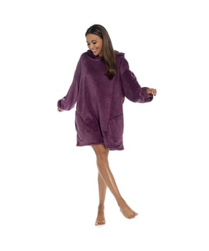 Sudadera con capucha Soft Touch Fleece Snuggle para mujer - La prenda más calentita de Sleep Snob: Nuestra sudadera con capucha Soft Touch Fleece Snuggle de Sleep Snob es una absoluta delicia para aquellos que anhelan la comodidad y el calor. Si buscas algo cómodo para este invierno, ¿por qué no te decides por esta sudadera con capucha para mujer de tacto suave y exclusivo? Esta sudadera con capucha es como un trozo de cielo para cualquiera que ame la ropa cómoda o que simplemente desee abrazar el frío con un atuendo elegante y acogedor. También puede ser el regalo de última hora perfecto para cualquier persona que sufra cualquier inclemencia meteorológica. Está hecha de forro polar de tacto suave que proporciona una comodidad y calidez supremas, más suave de lo habitual, y es fabulosa para llevarla puesta todo el día. Disponible en colores lisos y en talla femenina, esta sudadera Snuggle Hoodie es una opción ideal para cualquier día. Redefine el confort de lujo con su idoneidad para todas las estaciones. Presentada por Sleep Snob, una marca que está causando sensación en el mundo de la ropa cómoda, esta prenda encarna su compromiso de ofrecer productos de primera calidad. Esta acogedora manta-sudadera está confeccionada exclusivamente con el forro polar más suave. Detalles adicionales del producto: Sudadera con capucha de forro polar de tacto suave para mujer Diseño de color sólido Forro polar de tacto suave Una idea de regalo fantástica y cómoda Talla para mujer Sensación perfectamente confortable Material de manta suave y ponible Apta para todas las estaciones Lavable a máquina