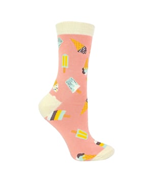 Miss Sparrow - Damen Bambus-Socken mit Einhorn-Eiscreme-Muster: Wenn Sie nach einer Möglichkeit suchen, Ihrem Frühjahrs- oder Sommer-Outfit eine Prise Verspieltheit zu verleihen, sind diese speziellen Bambus-Socken mit niedlichen Eiscreme-Designs die perfekte Lösung. Verabschieden Sie sich von langweiligen und schlichten Socken und umarmen Sie die lustigen und einzigartigen Designs dieser Miss Sparrow-Socken. Hergestellt aus hochwertigen Bambusfasern bieten diese Socken sowohl Komfort als auch Langlebigkeit und sorgen dafür, dass sie all Ihre Abenteuer überstehen. Egal, ob Sie Besorgungen machen, am Strand entspannen oder zu Hause faulenzen – diese charmanten Eiscreme-Socken werden Ihren Tag erhellen und ein Lächeln auf Ihr Gesicht zaubern. Sie sind auch ideal für empfindliche Haut aufgrund der sanften, hypoallergenen Natur der Bambusfasern. Wenn Sie auf der Suche nach einem einzigartigen Geschenk für einen geliebten Menschen sind oder sich einfach selbst eine großartige Ergänzung Ihrer Garderobe gönnen möchten, sind diese bunten Bambus-Socken mit entzückenden Eiscreme-Designs perfekt geeignet. Diese lustigen und modischen Socken sind ein hervorragendes Geschenk für Geburtstage, Feiertage oder jeden Anlass, der nach einer Prise Spaß verlangt. Miss Sparrow ist stolz darauf, dass ihre Produkte darauf abzielen, Ihre Füße das ganze Jahr über faboulös fühlen zu lassen. Ob es sich um ihre schicke und stilvolle Produktlinie handelt, sie bieten Ihnen einzigartige, aufregende und modische Accessoires, die voller Individualität stecken und Ihnen das Selbstvertrauen geben, Sie selbst zu sein. Diese Sockenkollektion besteht aus 50% Bambus, 19% Baumwolle, 19% Polyester, 10% Polyamid und 2% Elasthan. Sie sind in den Damengrößen 4-8 UK erhältlich. Maschinenwaschbar bei unter 40 °C. Nicht chemisch reinigen. Nicht bügeln. Nicht bleichen. Zusätzliche Produktdetails: Damen Miss Sparrow Socken mit Eiscreme-Muster, die perfekte Geschenkidee, super weicher Bambus, bequem und atmungsaktiv, hypoallergene Fasern, farbiger Zehen- und Fersen-Design, Damengröße 4-8 UK, maschinenwaschbar.