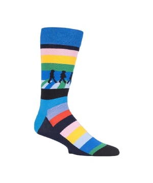 Calcetines Happy Socks Los Beatles: Happy Socks es una popular marca que ofrece calcetines de alta calidad que combinan diseños únicos y artesanía. Mikael Söderlindh y Viktor Tell tuvieron la visión de difundir la felicidad convirtiendo un elemento esencial cotidiano en una colorida pieza de diseño. En 2008, los calcetines eran sólo calcetines. Piezas textiles blancas, grises y negras que no se acercaban ni de lejos a la pieza de diseño creativa y de moda en la que podrían convertirse. Había nacido la herramienta más cómoda y colorida del mundo para difundir la felicidad. Este concepto cobra vida gracias al talentoso equipo de creativos de Happy Socks. Hoy, Happy Socks ha llegado a 90 países y a todos los continentes. Con Concept Stores en todo el mundo, desde Los Ángeles a Tokio, Happy Socks se puede encontrar en más de 10.000 boutiques de ropa de moda. Añade un toque de color y diversión con estos calcetines Beatles de diseño funky. Tanto si eres fan de los Fab Four como si quieres comprar productos Beatles para un ser querido, nuestra gama de calcetines Beatles tiene algo para todos los gustos. Los calcetines Yellow Submarine son llamativos por su color y su diseño a rayas. Vienen en un paquete de 1 par. Se pueden lavar a máquina a 40ºC. Están hechos de 86% algodón 12% poliamida 2% elastano. Detalles adicionales del producto: - Calcetines The Beatles de Happy Socks - Yellow Submarine - Revolver Socks - Abbey Road Crossing - Pack de 1 par - Lavables a máquina a 40 - 86% Algodón 12% Poliamida 2% Elastano