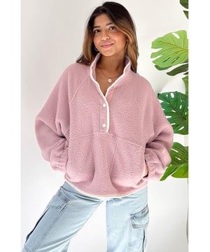 Stand neck design
  Half button front
  Zipped pockets
  Plush high
  quality fabric
  Elastic cuffs for a snug fit
  Loose fit for comfort and warmth
  Suitable for women of all ages
Material: 100% Polyester