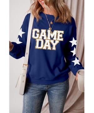 Sudadera de cuello redondo con estampado 'GAME DAY' en azul marino
  Mangas con estampado de estrellas para un look único
  Gráfico audaz 'GAME DAY' en la parte frontal
  Diseño versátil de cuello redondo
  Estilo de pullover para una fácil superposición
  Tejido suave y cómodo para llevar todo el día
Material: 50% poliéster, 50% algodón