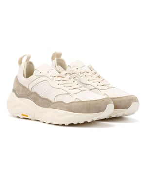 Lichtgewicht sneaker met een bovenwerk van eersteklas suède, Italiaans leer en gerecycled mesh. Ontworpen met een voering van neopreen en gerecycled polyester voor comfort. Afgewerkt met een duurzame VIBRAM rubberen buitenzool voor superieure tractie.