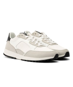 Duurzame 100% vegan sneaker met een bovenwerk van 70% gerecycled synthetisch en gerecycled mesh. Gemaakt met GRS-gecertificeerde gerecyclede en traceerbare meshstof, een gerecyclede polyester voering en een GRS-gecertificeerde gerecyclede PU-schuim binnenzool voor comfort. Het rubberen profiel zorgt voor superieure grip, terwijl de EVA-tussenzool lichtgewicht demping biedt.
