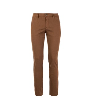 De Reign herenbroek is de perfecte combinatie van elegantie en comfort. Ze zijn gemaakt van hoogwaardige stoffen en bieden een optimale pasvorm en duurzaamheid. Verfijnde details, zoals de precieze afwerking en de keuze van fijne materialen, maken ze ideaal voor zowel werk als vrije tijd. Een veelzijdig en stijlvol kledingstuk dat niet mag ontbreken in de garderobe van elke man.